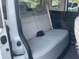 軽自動車ですが、後席も充分なスペースを確保しています。足元空間も広くリラックスしてドライブが楽しめます。