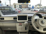シンプルながら機能性あふれる運転席廻りです。視界性もよく、運転しやすいですよ。