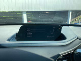 【マツダコネクト】  オーディオ操作、車両装備、ナビ案内など、統合的にモニターできる見やすいサイズのディスプレイです。