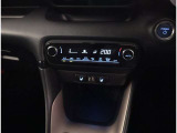 お車のキーはスマートキーです。キーを身につけた状態で車に近づき、ドアロックの解錠や施錠操作が出来ます。雨の日など両手がふさがっている時など、とっても便利ですね。