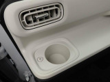 ホットドリンクをちょうどいい温度でキープしてくれる保温機能付きのホッとカップホルダー(前席)。ほっこり快適にドライブをサポート。