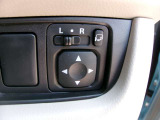 ドアミラーの鏡面の調節、格納は運転席からすべて操作できます!