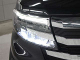 LEDヘッドライトには、ハイビームで走行中に先行車や対向車を検知した時、部分的に遮光し、先行車や対向車に配慮しながら高い視認性を確保できるADB(アダプティブドライビングビーム)が採用されています。