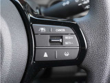 【アダプティブクルーズコントロール】ステアリングのスイッチを操作するとミリ波レーダーで先行車との距離を測定。設定を適切に保ちながら加速・減速、さらに停止まで自動に追従します。