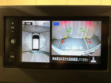 アラウンドビューモニターは真上から見下ろした様に車の周囲を表示することで、駐車時の安全性と利便性を高めます。
