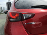 特徴的なリアランプを採用しています。夜でもMAZDA車とわかるデザインです。