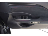 e-latch  降車時に後方から車が近づいている時はドアを開かないようにする安心機能。