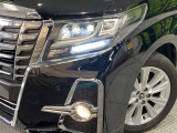 【LEDヘッドライト】悪天候や夜間走行時も良好な視界を確保し安心して運転できる高輝度LEDヘッドライトを装備!点灯速度が早く、消費電力も抑えられています。