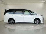 両側パワースライドドア付きだから、狭い駐車スペースなどでの 乗り降りラクラク!小さなお子さまのいるご家庭には嬉しい装備。