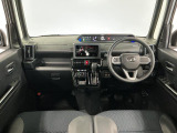 【インパネ】運転のしやすさを最優先に設計された見晴らしの良いフロントビュー。車両間隔が掴みやすく狭い道でも安心♪「安全」と「品質」を最優先に、安心してお乗りいただけるクルマを提供いたします。