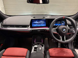 BMWの運転席はドライバーオリエンテッドという構造を採用。ドライバー目線の操作がしやすい設計になっており、ドライブ中にも目線の移動が少なく運転中にも簡単に操作ができます。