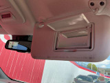 運転席サンバイザーにはバニティミラーを装備☆