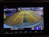 【バックカメラ】運転が苦手な方も車庫入れラクラクです!ギアをリバースに入れれば自動的に切り換わりますので、面倒な操作は不要です♪狭い駐車場もお車を傷つけず安心ですね!