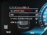 こちらの車輛は【衝突軽減・緊急ブレーキ】を備えており、セーフティドライブをサポート。衝突の危険を感知しドライバーへ警告をおこない、応じられない場合には自動的に緊急ブレーキが作動します。
