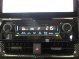 オートエアコンです。車内を設定温度に保ち、快適空間をキープします。