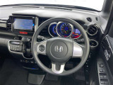 運転席まわりです。 各操作スイッチは使いやすい位置に配置されてます。