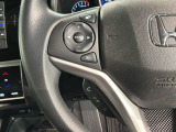 ステアリングにオーディオ操作スイッチが付いています。オーディオ画面に直接タッチしなくても操作が出来ますので、運転に集中できます。