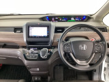 【ハンドル】運転にかかわる様々な操作を安全に行えるように視点移動が少なく操作性に配慮されたスイッチ類が凝縮されたコックピットです。