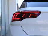 流れるウインカーを採用したLEDテールランプが、先進的なリアスタイルを演出します。