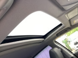 チルトアップ機構付フロント電動スモークドガラス・サンルーフ〈UVカット機能付きプライバシーガラス〉装着