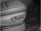 パワーシート搭載。微妙な調整が手軽にでき、お客様にピッタリのポジションで運転することが可能です。