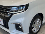 【LEDヘッドライト】悪天候や夜間走行時も良好な視界を確保し安心して運転できる高輝度LEDヘッドライトを装備!点灯速度が早く、消費電力も抑えられています。
