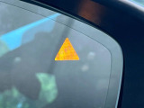 【ブラインドスポットモニタリング】走行中、ドアミラーの死角になりやすい箇所に後続車が接近するとサイドミラー付近に警告を表示、ドライバーに注意喚起をしてくれます。