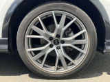 20インチ純正アルミホイール装備 全車両に標準装備の純正アルミホイールは、純正ならではのバランスの良いデザインと、走行安定性をお楽しみ頂けます。