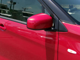 電動格納式ミラーなので、対向車などとのすれ違い時にも便利です。