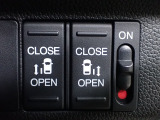 運転席からもスライドドアをボタン操作でスピーディーに開閉できます!またスマートキーでも操作できるので便利です。