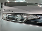 LEDヘッドライトは、点灯の瞬間から最大光量を発揮し、突然暗くなるトンネルなどでの安定感を高めます。