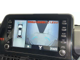 パノラミックビューモニターを装備。駐車場や交差点でクルマを真上から見るように周囲を確認できます。機能の詳細は販売店スタッフまでおたずねください。
