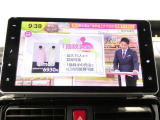【車内での楽しみ広がる】大きな画面でテレビの視聴が可能です。待ち合わせの時間やドライブの休憩中も退屈せずにお過ごしいただける、ご家族にも嬉しい快適な装備です。