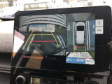 車の全周囲の画像が表示されます。運転席から見づらい個所なども、上空から見たような映像で確認できます。映像のきりかえも出来、後方確認だけでなく大変便利な機能です。