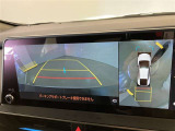 【パノラミックビューモニター】映像で、見づらい車両周辺の確認をアシスト。クルマを真上から見ているような映像を表示。 運転席から確認しにくい車両周囲の状況を把握。