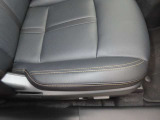運転席の電動パワーシートとシートメモリーも付いています。