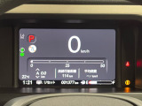 デジタル表示のスピードメーターとタコメーター、燃費やオドメーターなどの表示の他に、ホンダセンシング機能などの表示もできる多機能なマルチインフォメーション・ディスプレイです。