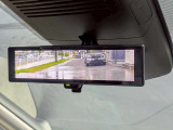 インテリジェントルームミラー搭載で、車の後方に設置されたカメラ映像を映し出してシートバックやヘッドレスト、同乗者に視界が遮られることがなく視認性が非常に良いです