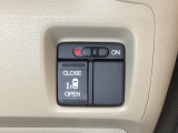 左側電動スライドドアは運転席からでも操作ができるように、ハンドル付近に開閉の操作スイッチが付いています。