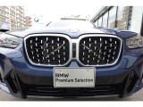 BMWの代名詞の【キドニーグリル】グリルが腎臓のように見えるので【キドニー】と呼ばれるようになりました。一目見ただけでBMWであると認識できる確固たるアイコンとして存在感を放ちます。