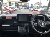 シンプルながら機能性あふれる運転席廻りです。視界性もよく、運転しやすいですよ。