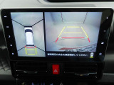【パノラマモニター】上からの映像を表示。前後左右のカメラで合成し、運転席からの目視だけでは確認しにくい状況をリアルタイムで見晴らせます