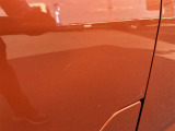 傷等が御座いますので、現車をご覧になって状態を確認をして下さい。修理をご希望の方は有償になりますが、弊社板金工場にて修理可能です!詳細はスタッフにご相談ください!