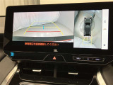 パノラミックビューモニター付きです。車両を上から見たような映像をディスプレイオーディオ画面に表示。運転席からの目視だけでは見にくい、車両周辺の状況をリアルタイムでしっかり確認できます。