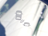 【ブラインドスポットインフォメーション】走行中、ドアミラーの死角になりやすい箇所に後続車が接近するとサイドミラー付近に警告を表示、ドライバーに注意喚起をしてくれます。