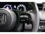 Hondaセンシングの機能のひとつ、アダプティブクルーズコントロール付!アクセルから足を離しても設定したスピードと前車との車間を保ち走行してくれます!車線維持もアシスト☆高速道路で疲労軽減ですね☆