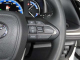 【ステアリングスイッチ】運転中に視線を前に向けたまま操作できます。