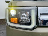 【LEDヘッドライト】悪天候や夜間走行時も良好な視界を確保し安心して運転できる高輝度LEDヘッドライトを装備!点灯速度が早く、消費電力も抑えられています。