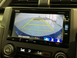 リバースギアに入れるだけで後方の表示へ切り替わります。夜間や雨の日の駐車も楽になりますよ。