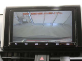 バックカメラが付いているので後方確認が非常にしやすいです。今や運転初心者も熟練者も必須装備!ついていて損はないですね♪